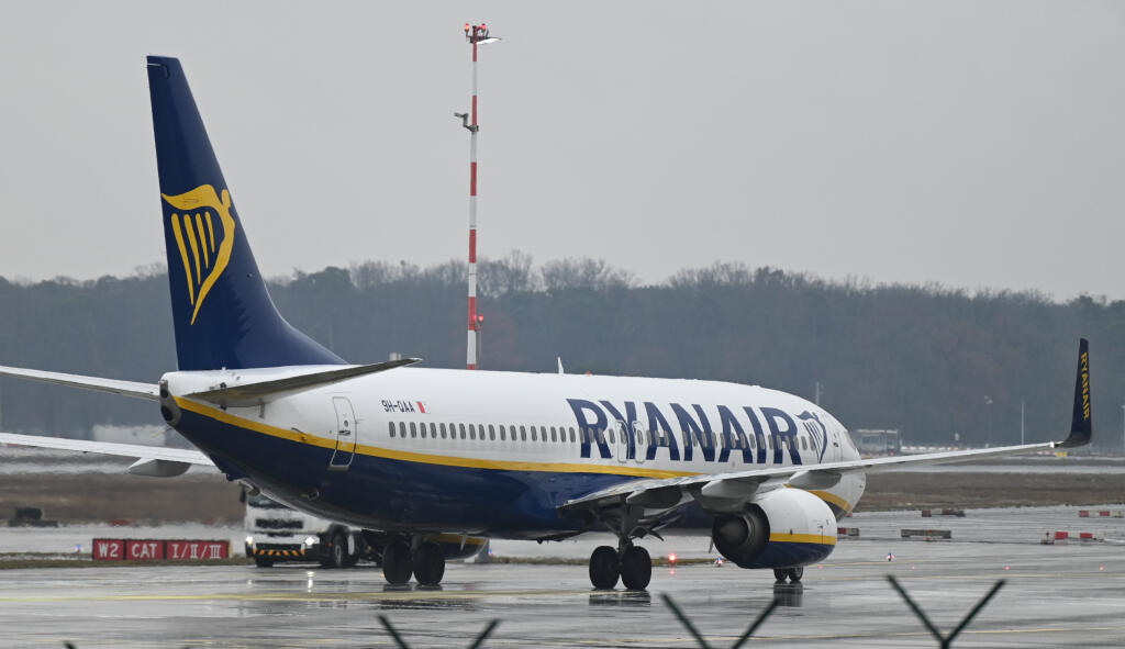 WA 35 archív Frankfurt - Na archívnej snímke zo 7. januára 2022 lietadlo írskej nízkonákladovej leteckej spoločnosti Ryanair čaká na štart na letisku vo Frankfurte nad Mohanom. Spoločnosť Ryanair oznámila za 3. štvrťrok svojho súčasného obchodného roka stratu. Výsledok bol však podstatne lepší než v rovnakom období predchádzajúceho roka, ako aj v porovnaní s očakávaniami trhov.  FOTO TASR/DPA 

ARCHIV - 07.01.2022, Hessen, Frankfurt/Main: Eine Boeing 737-8AS der Ryanair wartet auf dem Vorfeld de