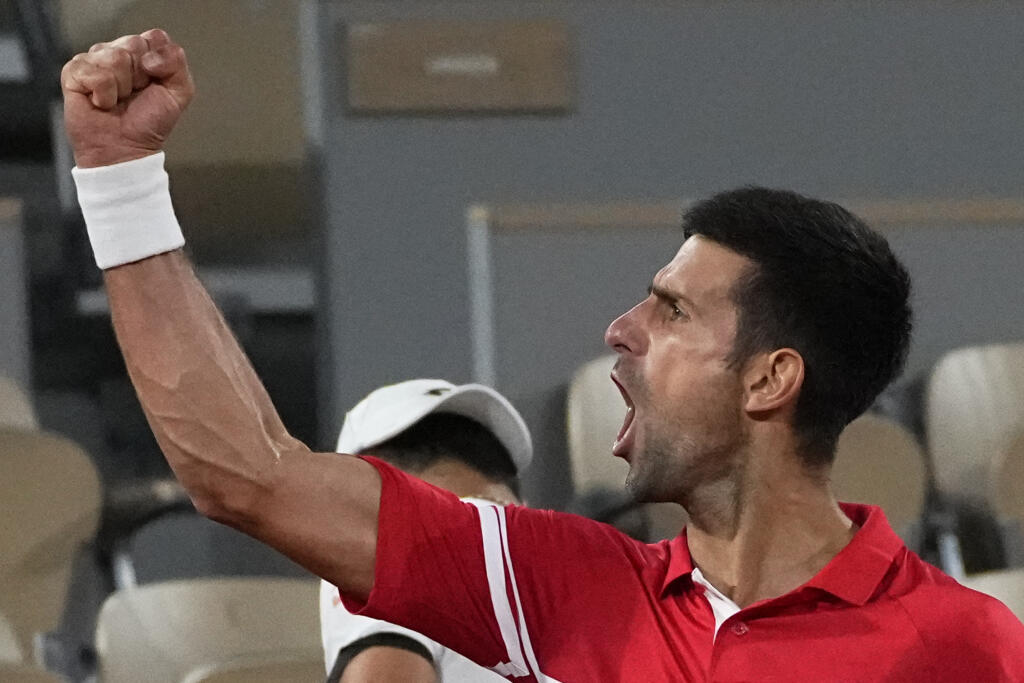 KK6 Paríž - Srbský tenista Novak Djokovič sa teší po víťazstve nad Talianom Matteom Berrettinim v štvrťfinále dvojhry na grandslamovom turnaji Roland Garros v Paríži 9. júna 2021. FOTO TASR/AP
Serbia's Novak Djokovic reacts as he defeats Italy's Matteo Berrettini in a quarterfinal match of the French Open tennis tournament at the Roland Garros stadium Wednesday, June 9, 2021 in Paris. (AP Photo/Michel Euler)