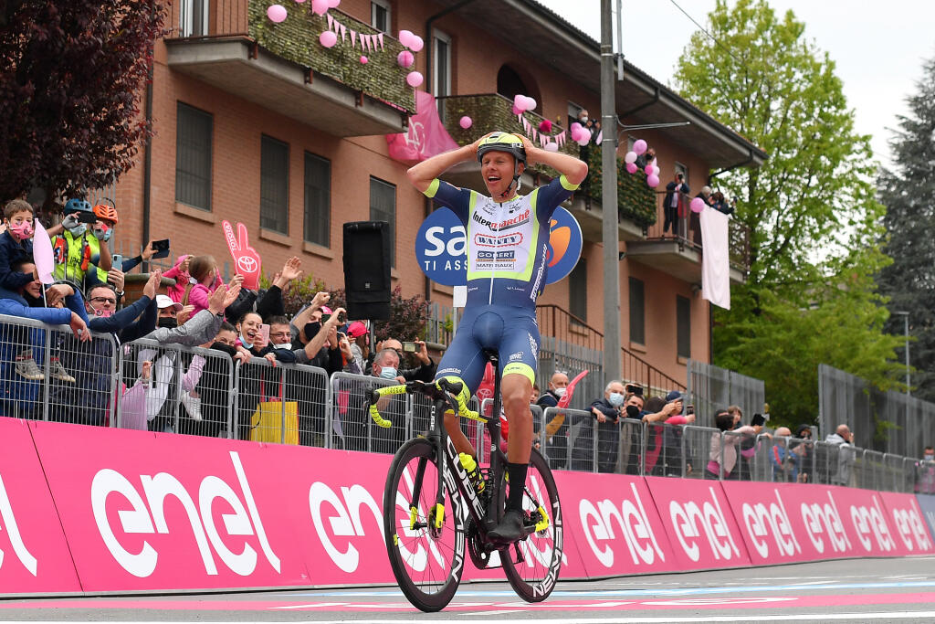 Na Giro d'Italia podporujú cyklistov pri trati diváci.