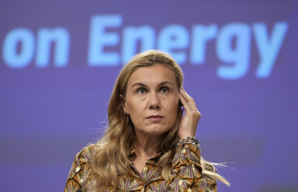 WA 28 archív Brusel - Na archívnej snímke z 13. októbra 2021 eurokomisárka pre energetiku Kadri Simsonová počas tlačovej konferencie v sídle EÚ v Bruseli. Spojené štáty diskutujú so spojencami o uvoľnení celkovo 60 miliónov barelov (1 barel = 159 litrov) ropy zo strategických rezerv, uviedli zdroje oboznámené so situáciou. Dôvodom je ruský útok na Ukrajinu, ktorý zvýšil ceny ropy nad 100 USD (89,29 eura) za barel. TASR o tom informuje na základe správy agentúry Bloomberg. FOTO TASR/AP 

FILE - E