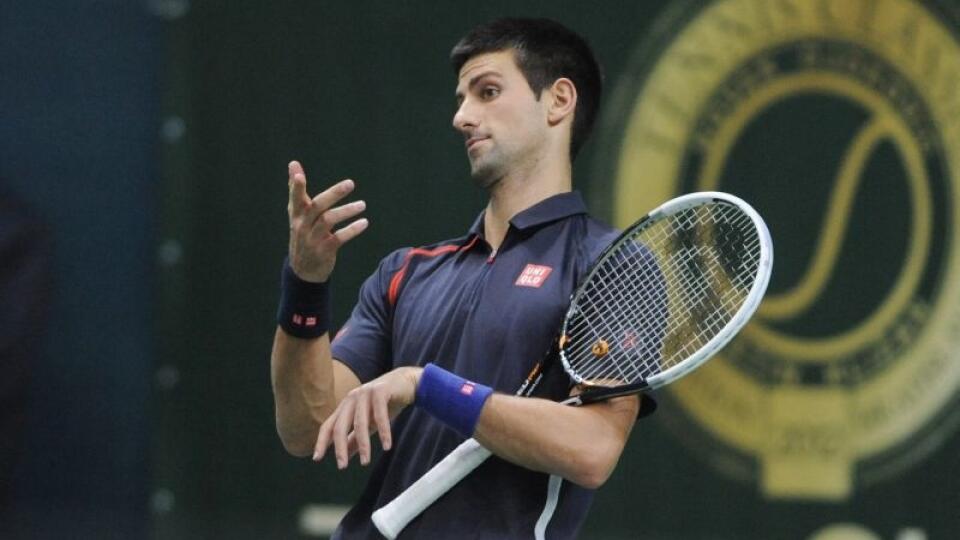 Z piateho roèníka tenisovej exhibície Tennis Classic 14. novembra 2012 v Bratislave. Na snímke srbský tenista Novak Djokoviè poèas stretnutia vo dvojhre proti Martinovi Kližanovi. FOTO TASR - Pavel Neubauer