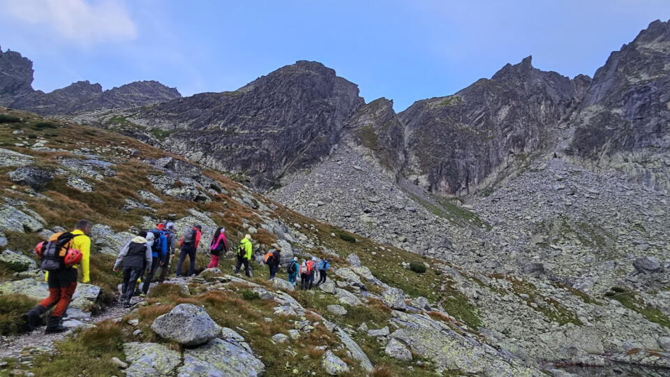 Na snímke turisti počas výstupu s horským vodcom na Ľadový štít vo Vysokých Tatrách 10. septembra 2023. FOTO TASR - Erika Ďurčová