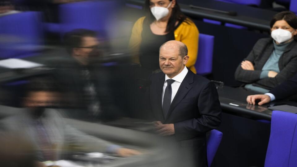 KK20 Berlín - Nemecký kancelár Olaf Scholz odpovedá na otázky na zasadnutí nemeckého parlamentu Bundestag 6. apríla 2022 v Berlíne. Berlín vedie s Kyjevom dôverné rokovania o možných bezpečnostných zárukách, ktoré by mohol Ukrajine ponúknuť v súvislosti s prebiehajúcou ruskou ofenzívou. Nemecký kancelár Olaf Scholz to v stredu povedal v Spolkovom sneme, informuje agentúra Reuters. FOTO TASR/AP
German Chancellor Olaf Scholz answers questions from lawmakers during a session of the German parliamen