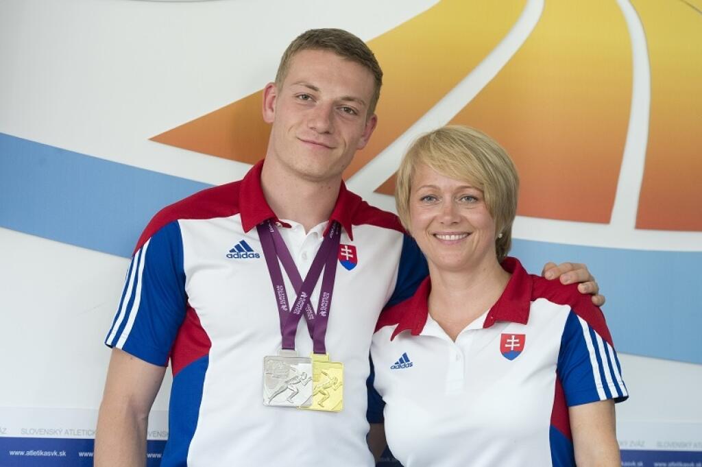 Na snímke slovenský šprintér Ján Volko - majster Európy na 200 m a vicemajster Európy na 100 m z XI. ME do 23 rokov v atletike v poľskom meste Bydgoszcz - ukazuje medaily počas tlačovej konferencie v Bratislave 17. júla 2017. Vpravo jeho trénerka Nataša Bendová.
