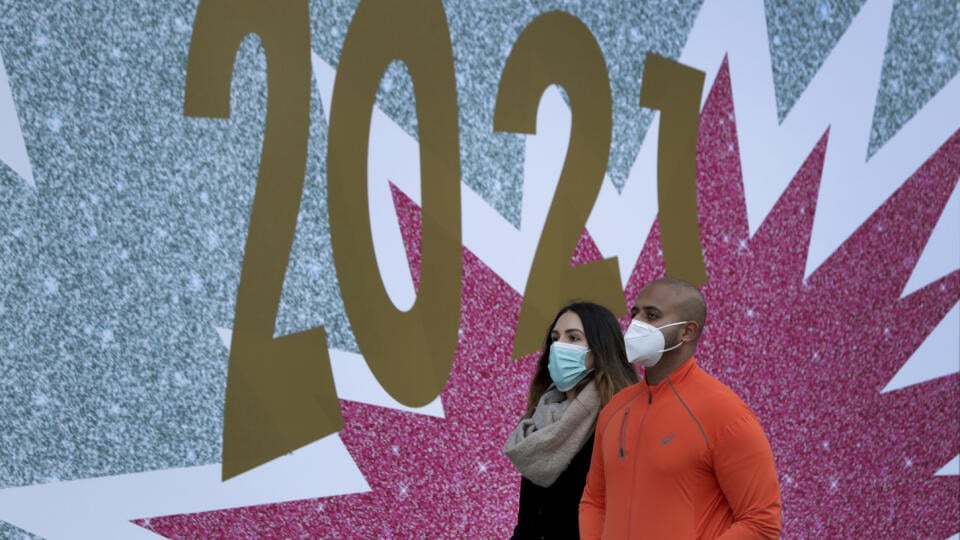 JB 22 Berlín - Ľudia s ochrannými rúškami kráčajú okolo obchodného domu 'KaDeWe v Berlíne 31. decembra 2020. Nemecko má stále ďaleko k návratu do normálneho života, pretože miera nákazy a úmrtí na koronavírus je naďalej vysoká. Nemecký minister zdravotníctva Jens Spahn to vyhlásil v stredu, teda v deň, keď počet nových úmrtí na ochorenie COVID-19 prekročil v krajine prvýkrát hranicu 1000. Politici v krajine predpovedajú predĺženie čiastočného lockdownu, ktorý je v súčasnosti nariadený do 10. jan