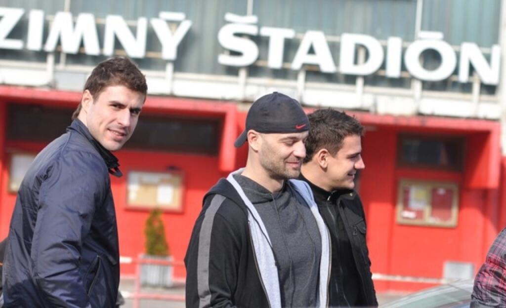 Slovenskí hokejoví reprezentanti Ivan Baranka (vľavo) Pavol Demitra (uprostred) a Branko Radivojevič prichádzajú na zraz pred turnajom Slovakia Cup 2011.