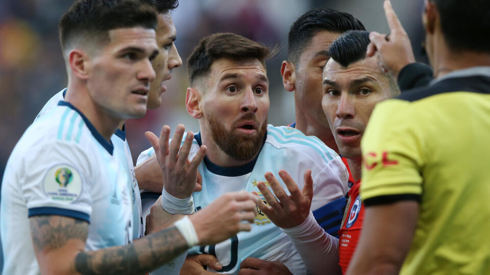 Lionel Messi dostal po strkanici s Medelom červenú kartu.