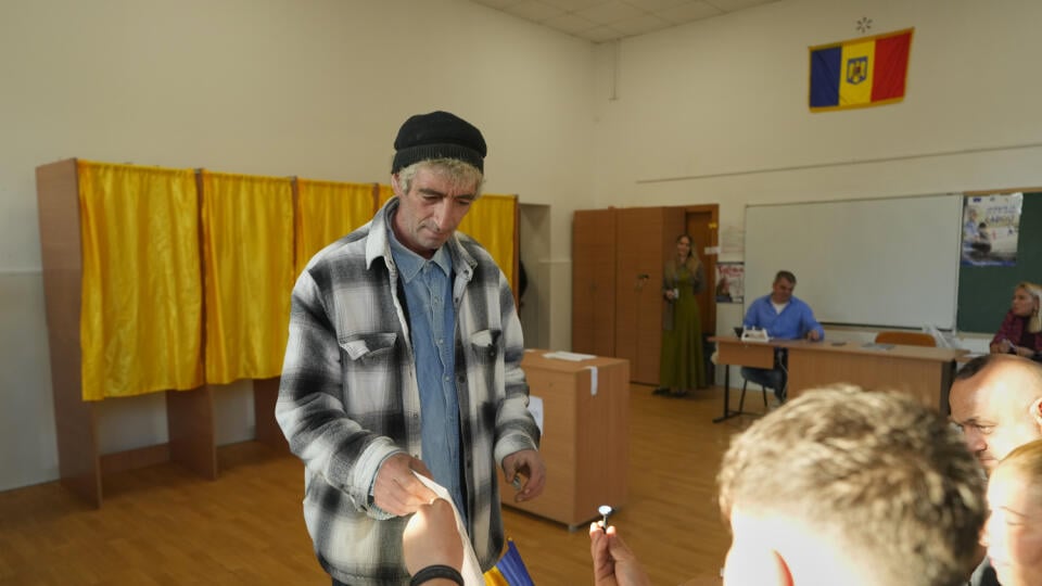 WA 7 Bukurešť - Volič stojí pred členmi volebnej komisie vo volebnej miestnosti v Bukurešti počas 1. kola opakovaných prezidentských volieb v Rumunsku v nedeľu 4. mája 2025. Rumunský ústavný súd (US) 11. marca zamietol odvolanie 62-ročného kandidáta krajnej pravice Calina Georgesca proti rozhodnutiu Ústrednej volebnej komisie (BEC). BEC jeho kandidatúru zrušila pre volebné manipulácie. Georgescu prekvapivo vyhral prvé kolo prezidentských volieb 24. novembra 2024, hoci predvolebné prieskumy mu pr