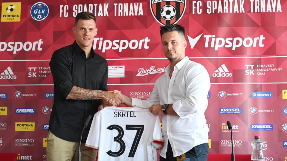 Na snímke zľava bývalý kapitán slovenskej futbalovej reprezentácie a nová posila Spartaka Trnava Martin Škrtel a riaditeľ klubu Milan Cuninka pózujú s dresom po podpise zmluvy na pôde fortunaligového klubu FC Spartak Trnava v Trnave v nedeľu 15. augusta 2021. Tridsaťšesťročný stopér v uplynulých dvoch sezónach pôsobil v Basaksehire Istanbul, v závere minulého roka sa ale vážne zranil a pôsobenie v Turecku predčasne ukončil. FOTO TASR - Lukáš Grinaj