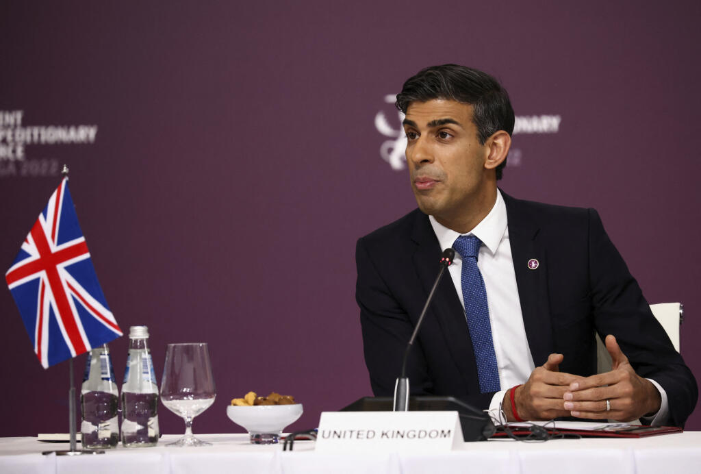 KK34 Riga - Britský premiér Rishi Sunak hovorí na stretnutí lídrov krajín združených v Spoločných expedičných silách (JEF) 19. decembra 2022 v Rige. FOTO TASR/AP

Ukrainian President Volodymyr Zelenskyy speaks via video link as Latvian Prime Minister Krisjanis Karins and British Prime Minister Rishi Sunak listen, during the Joint Expeditionary Force (JEF) meeting in Riga, Latvia, Monday, Dec. 19, 2022. (Henry Nicholls/Pool Photo via AP)