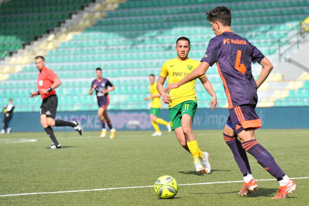 Na snímke zľava stredopoliar Vahan Bičachčjan (Žilina) a Samuel Magda (Košice) v odvete semifinále Slovenského pohára – Slovnaft Cupu vo futbale MŠK Žilina - FC Košice v Žiline 4. mája 2021. FOTO TASR - Erika Ďurčová