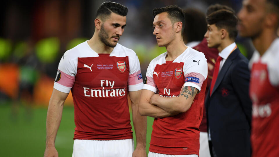 DvadsaťšesťročnýSead Kolašinac, ktorý si zlodejmi pri napadnutí poradil sám a holými rukami (vľavo) a tridsaťročný nemecký futbalový reprezentant Mesut Özil, ktorého auto bolo napadnuté (vpravo). Arsenal sa teraz obáva o ich bezpečnosť.