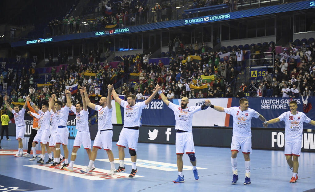 Na snímke hráči Slovenska ďakujú fanúšikom po výhre 31:26 v zápase základnej F-skupiny majstrovstiev Európy v hádzanej mužov Slovensko - Litva.