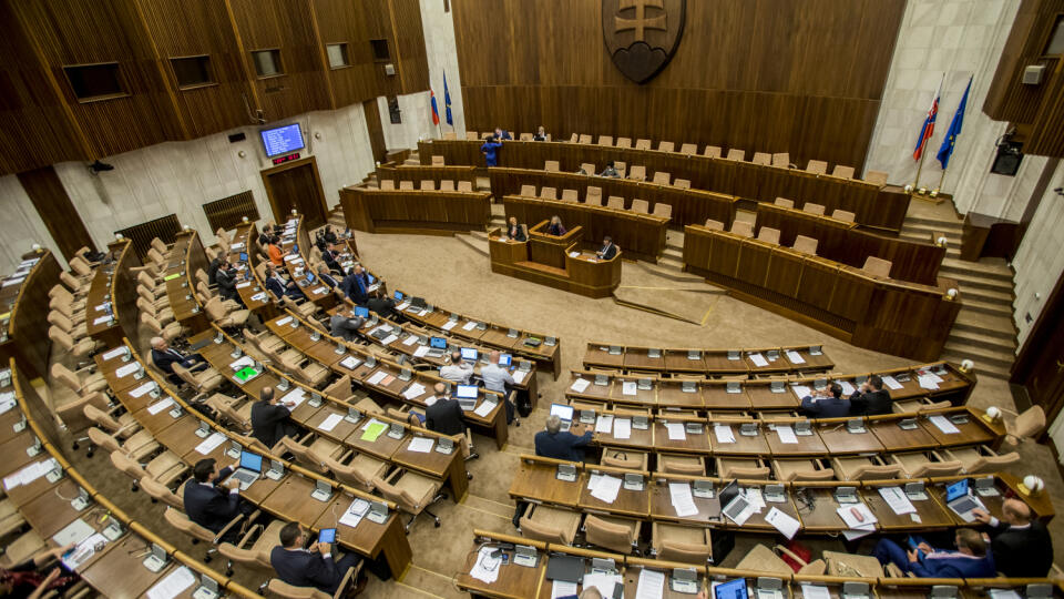 Aj počas rokovania môžeme poslancov zrátať na prstoch dvoch rúk.