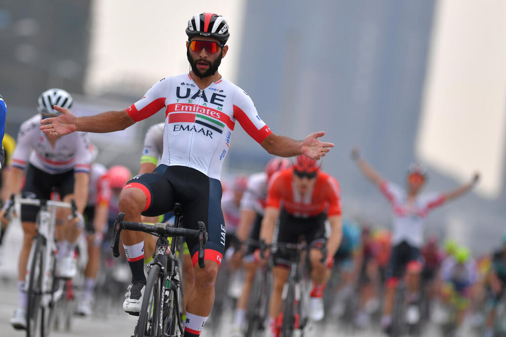 V popredí Fernando Gaviria (UAE Emirates) sa nakazil počas nedávnych pretekov Okolo Spojených arabských emirátov