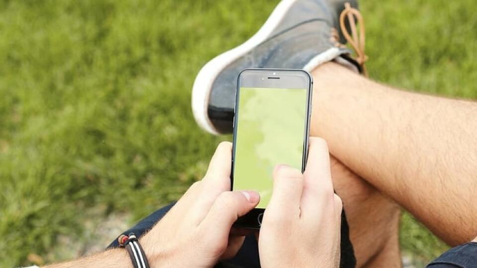 Ak sa nedokážete bez mobilu pohnúť a telefonovať musíte aj za volantom auta, je to vážny signál.