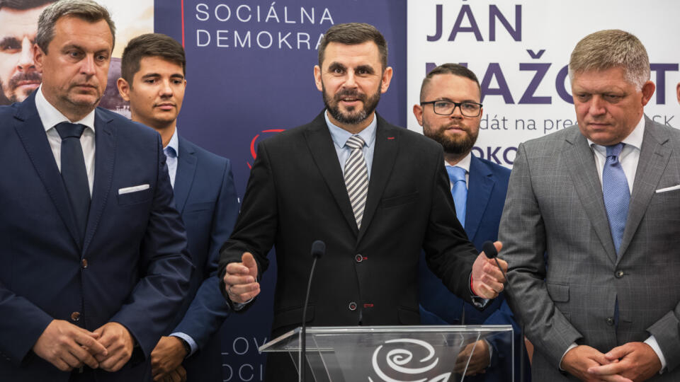 Na snímke zľava predseda SNS Andrej Danko, podpredseda SMER-SD Erik Kaliňák, kandidát na predsedu Bratislavského samosprávneho kraja Ján Mažgút a vpravo predseda SMER-SD Robert Fico počas predstavenia spoločného kandidáta strany Smer-SD a SNS na predsedu Bratislavského samosprávneho kraja v Bratislave 26. augusta 2022. FOTO TASR - Jaroslav Novák