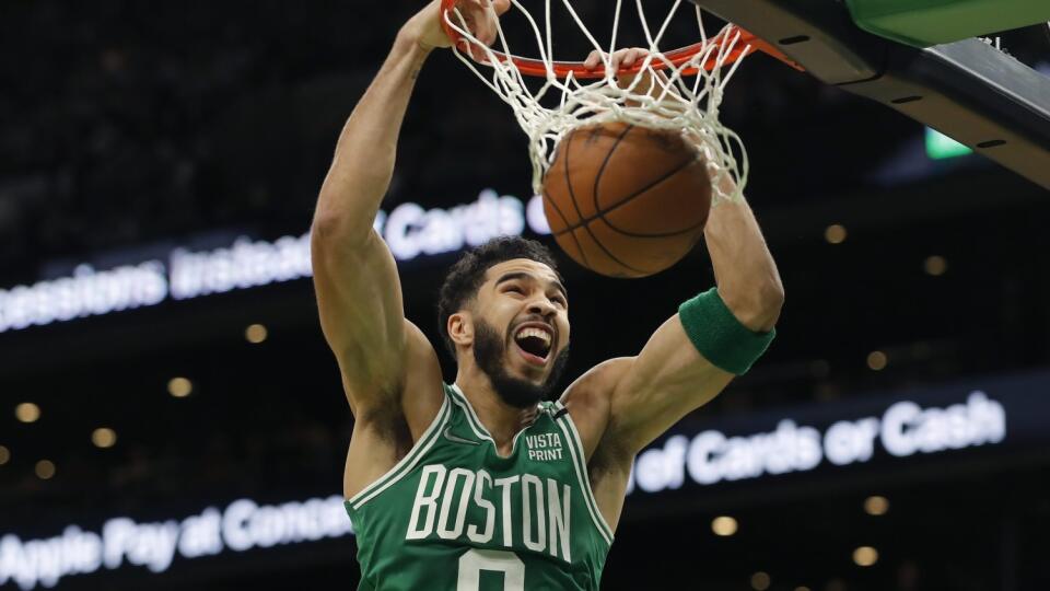 PK 7 Boston - Basketbalista Bostonu Celtics Jayson Tatum skóruje počas zápasu zámorskej basketbalovej NBA Boston Celtics - Denver Nuggets v Bostone v piatok 11. februára 2022. FOTO TASR/AP
Boston Celtics' Jayson Tatum dunks during the first half of the team's NBA basketball game against the Denver Nuggets, Friday, Feb. 11, 2022, in Boston. (AP Photo/Michael Dwyer)