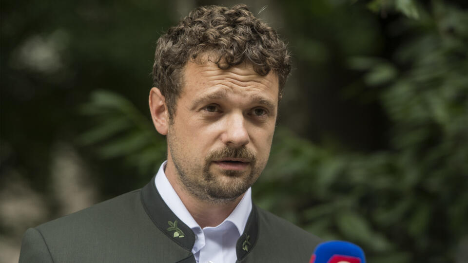 Generálny riaditeľ štátneho podniku LESY SR Matej Vigoda počas brífingu, na ktorom sa minister pôdohospodárstva a rozvoja vidieka (MPVR) SR Ján Mičovský (nie je na snímke) vyjadril k rozhodnutiam Mateja Vigodu, generálneho riaditeľa štátneho podniku LESY SR a zaujal stanovisko k rozširujúcemu sa africkému moru ošípaných na Slovensku v stredu 29. júla 2020 v Bratislave. FOTO TASR - Martin Baumann