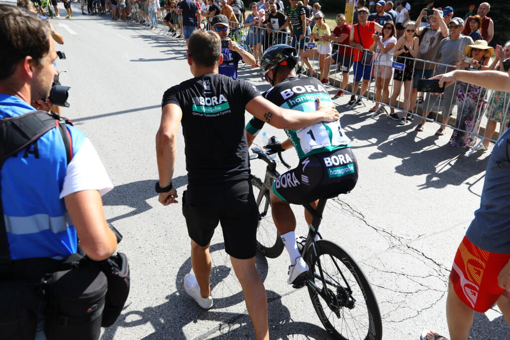 Sagana v cieli až po chvíli odvádzal jeden z jeho spolupracovníkov z Bory Hansgrohe.