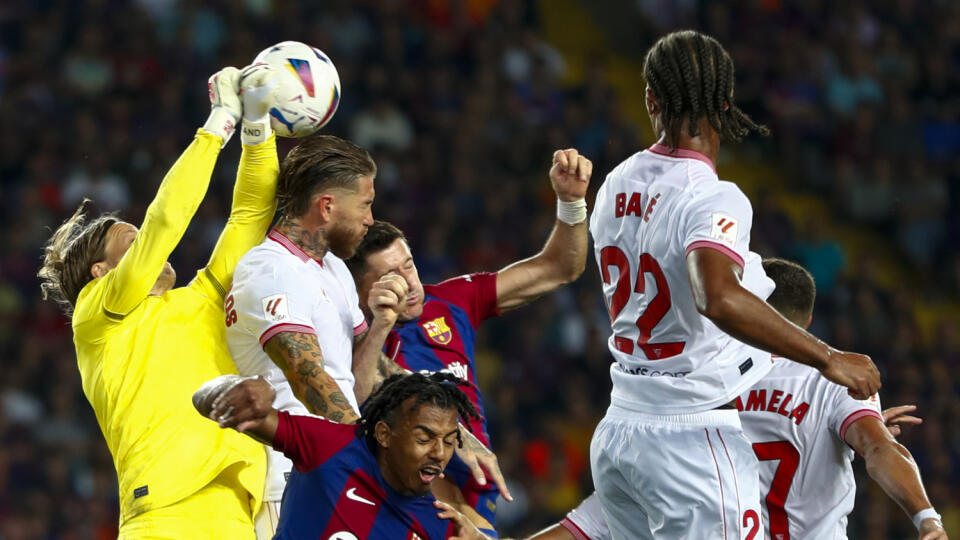 KK2 Barcelona - Brankár Inaki Pena (vľavo) z Barcelony a Sergio Ramos (druhý vľavo) zo Sevilly počas zápasu 8. kola španielskej La Ligy FC Barcelona - FC Sevilla v Barcelone v piatok 29. septembra 2023. FOTO TASR/AP
Barcelona's goalkeeper Inaki Pena, left, makes a save in front of Sevilla's Sergio Ramos, second left, during a Spanish La Liga soccer match between Barcelona and Sevilla, at the Olympic Stadium of Montjuic in Barcelona, Spain, Friday, Sept. 29, 2023. (AP Photo/Joan Monfort)
