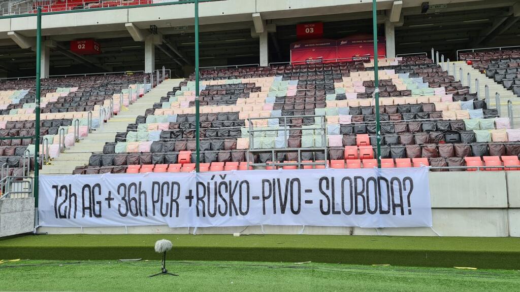 Hoci tribúny zívali prázdnotou, fanúšikovia nechali na štadióne odkaz.