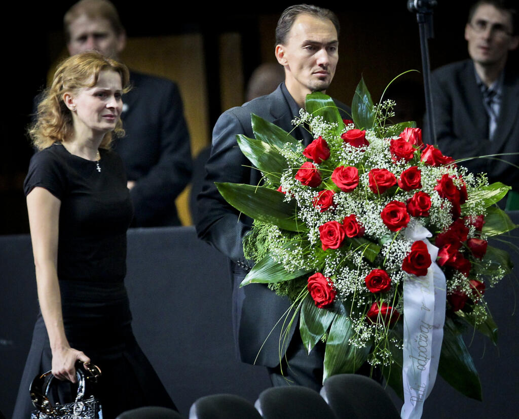 Na snimke zlava Ingrid Satanova a hokejista Miroslav Satan pocas poslednej rozlucky so zosnulym hokejistom Pavlom Demitrom.