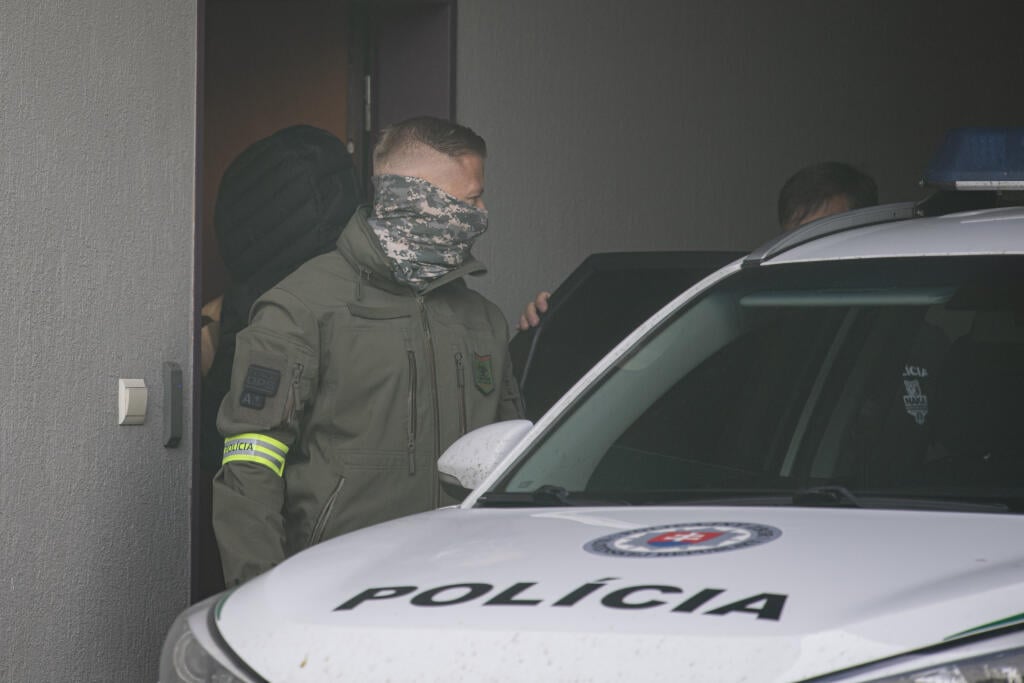Prokurátor Úradu špeciálnej prokuratúry (ÚŠP) podal v piatok na Špecializovaný trestný súd (ŠTS) v Pezinku návrh na väzobné stíhanie v prípade siedmich obvinených osôb. Ide o osoby, ktoré Národná kriminálna agentúra (NAKA) zadržala v stredu 19. mája 2021 v súvislosti s korupciou na Slovenskom pozemkovom fonde (SPF) v rámci akcií Latifundista a Feudál.  Na snímke eskorta privádza jednu z obvinených. Pezinok, 22. mája 2021. FOTO TASR - Michal Svítok