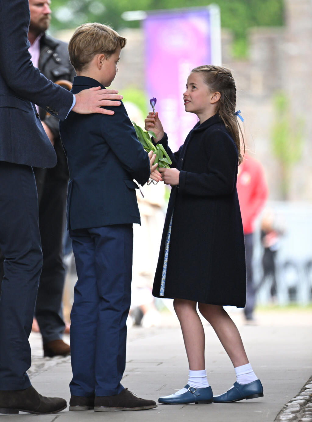 Princezná Charlotte a princ George počas svojho prvého oficiálneho podujatia mimo Londýna v Cardiffe.