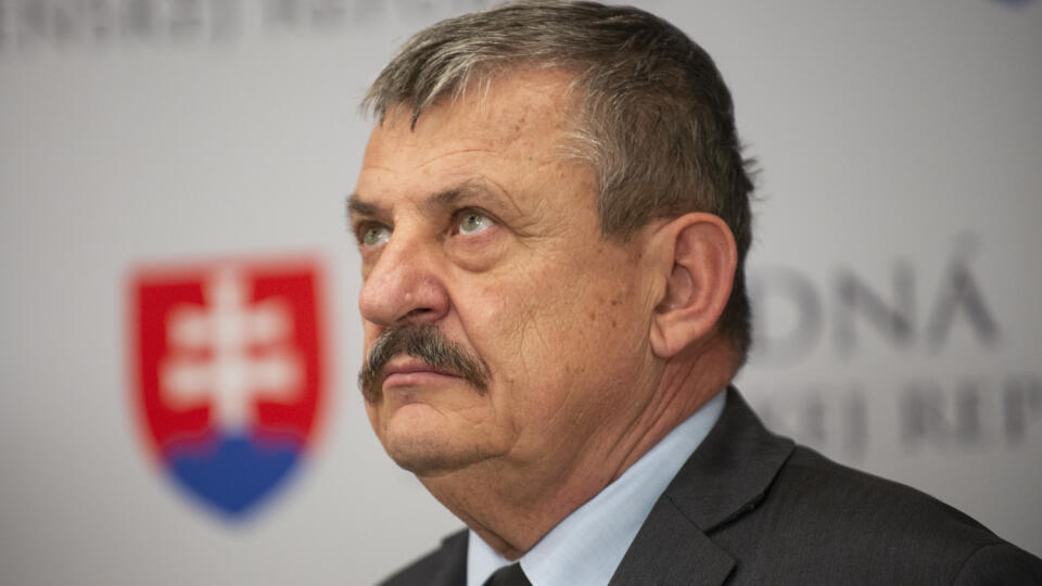 Na snímke kandidát do parlamentných volieb 2020 za stranu SNS Anton Hrnko počas tlačovej konferencie pri predstavení kandidátky SNS 19. movembra 2019 v Bratislave. FOTO TASR – Jakub Kotian