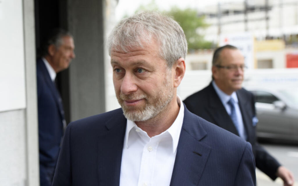 Ruský mecenáš Abramovič chce podľa špekulácií kvôli politickým dôvodom predať svoju milovanú Chelsea. Má o ňu veľký záujem český miliardár.