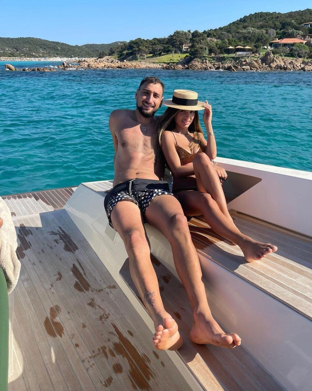 Donnarumma si užíva na dovolenke na Sardínii, spoločnosť mu robí sexi priateľka Alessia.