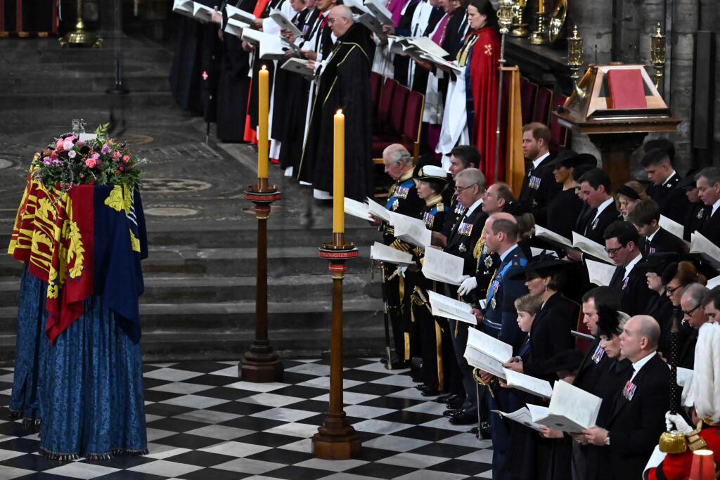 Na snímke zľava britský kráľ Karol III., britská kráľovná manželka Kamila, princezná Anna, jej manžel Timothy Laurence, princ Andrew, princ Edward, jeho manželka Sophia, vojvodkyňa z Wessexu; princ William, jeho manželka Catherine, princezná z Walesu; Peter Phillips, Zara Tindallová a Mike Tindall sa účastnia na štátnom pohrebe britskej kráľovnej Alžbety II. vo Westminsterskom opátstve v Londýne v pondelok 19. septembra 2022.