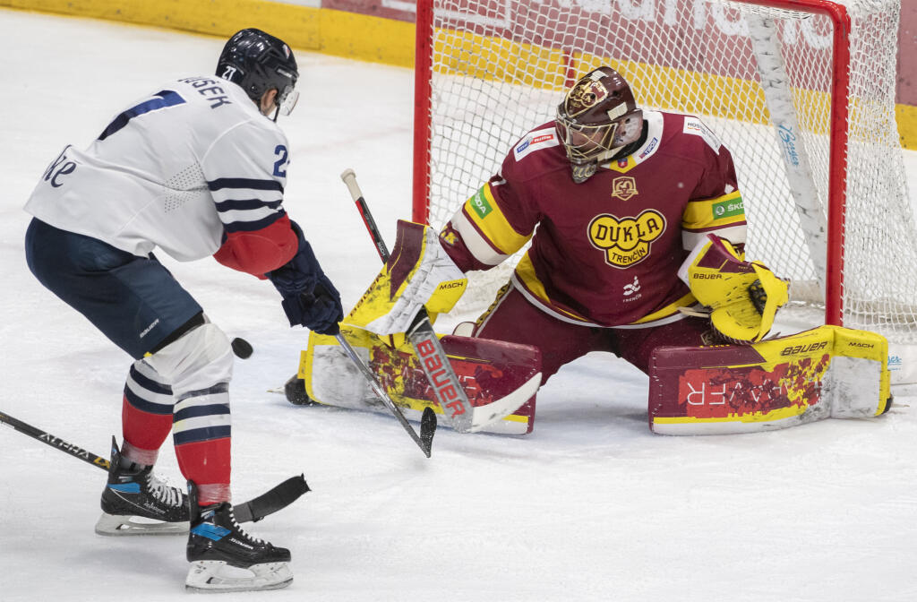 Na snímke brankár Trenčína Connor Lacouvee vyráža puk po strele hokejistu Slovana Tomáša Matoušeka počas zápasu 20. kola hokejovej Tipos extraligy medzi HC Slovan Bratislava - HK Dukla Trenčín v Bratislave v piatok 25. novembra 2022.