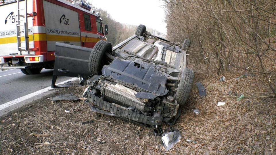 Auto skončilo prevrátené na streche. (Ilustračné foto)