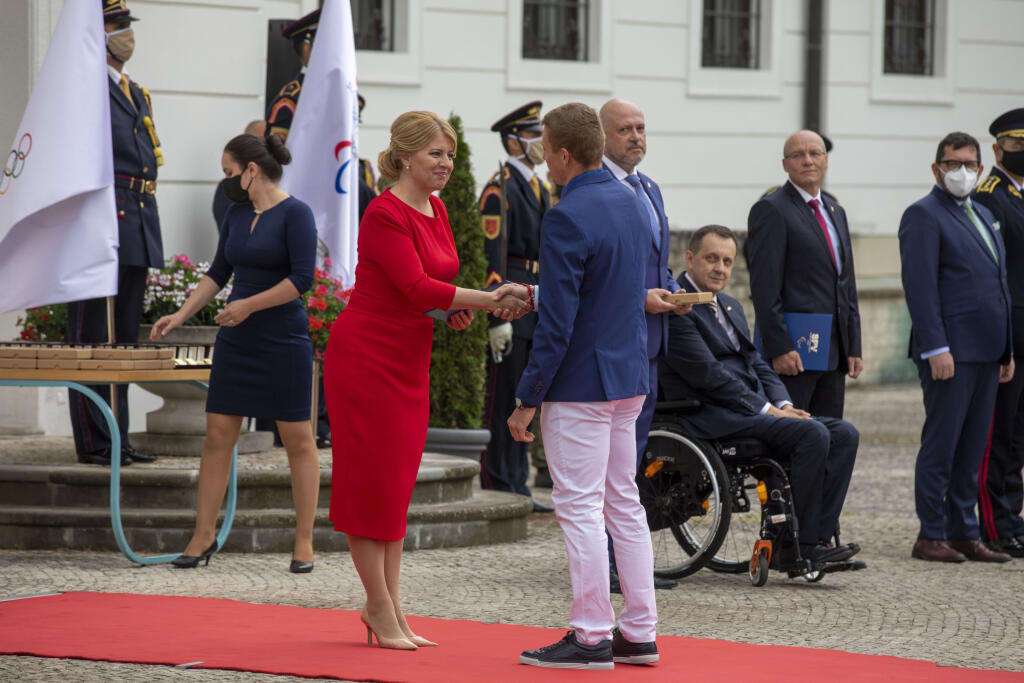Slovenskí oympionici skladajú prisahu do rúk prezidentky Zuzany Čaputovej pred odletom do Tokia.