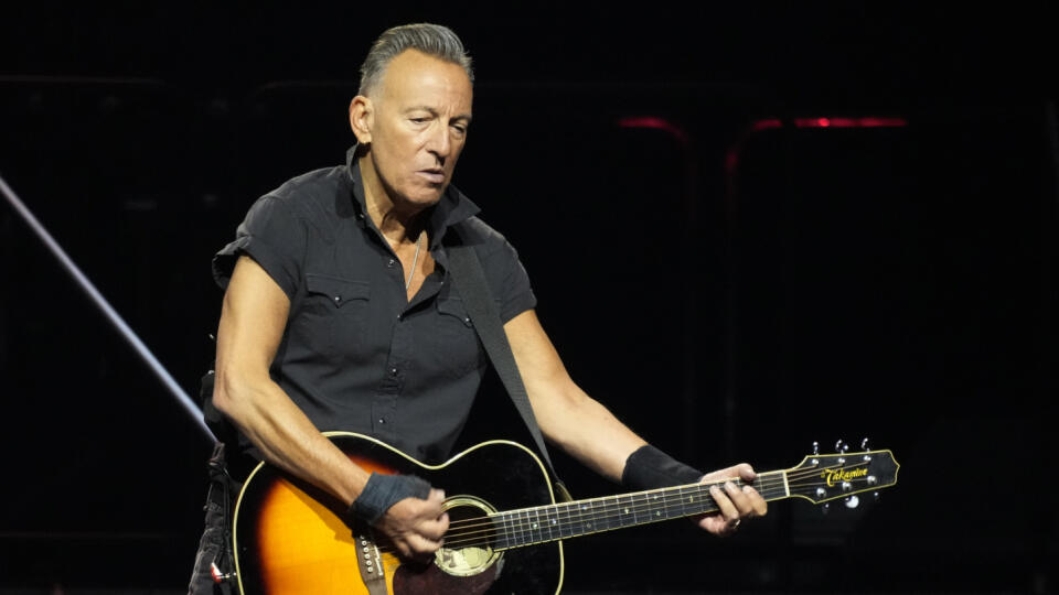 EBE 14 Inglewood - Na snímke americký hudobník Bruce Springsteen vystupuje na koncerte s kapelou E Street Band v aréne Kia Forum v Inglewoode v Kalifornii v noci na 8. apríla 2024. FOTO TASR/AP
Bruce Springsteen performs during his concert with the E Street Band at the Kia Forum, Sunday, April 7, 2024, in Inglewood, Calif. (AP Photo/Chris Pizzello)