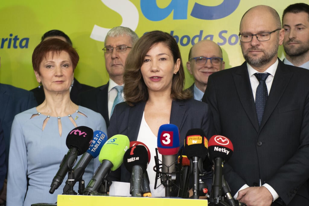 Na snímke vpravo líder strany Sloboda a solidarita (SaS) Richard Sulík počas predstavenia poslaneckého klubu strany v Národnej rade SR v sídle SaS v Bratislave v utorok 3. marca 2020. Uprostred europoslankyňa Lucia Ďuriš Nicholsonová a vľavo Jarmila Halgašová. FOTO TASR - Pavel Neubauer

