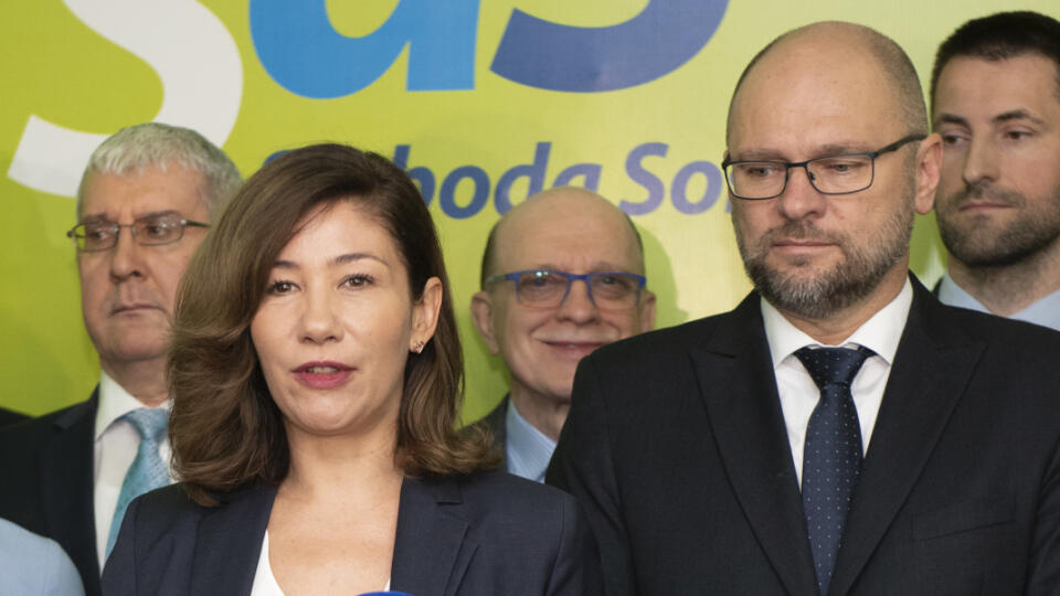 Na snímke vpravo líder strany Sloboda a solidarita (SaS) Richard Sulík počas predstavenia poslaneckého klubu strany v Národnej rade SR v sídle SaS v Bratislave v utorok 3. marca 2020. Uprostred europoslankyňa Lucia Ďuriš Nicholsonová a vľavo Jarmila Halgašová. FOTO TASR - Pavel Neubauer