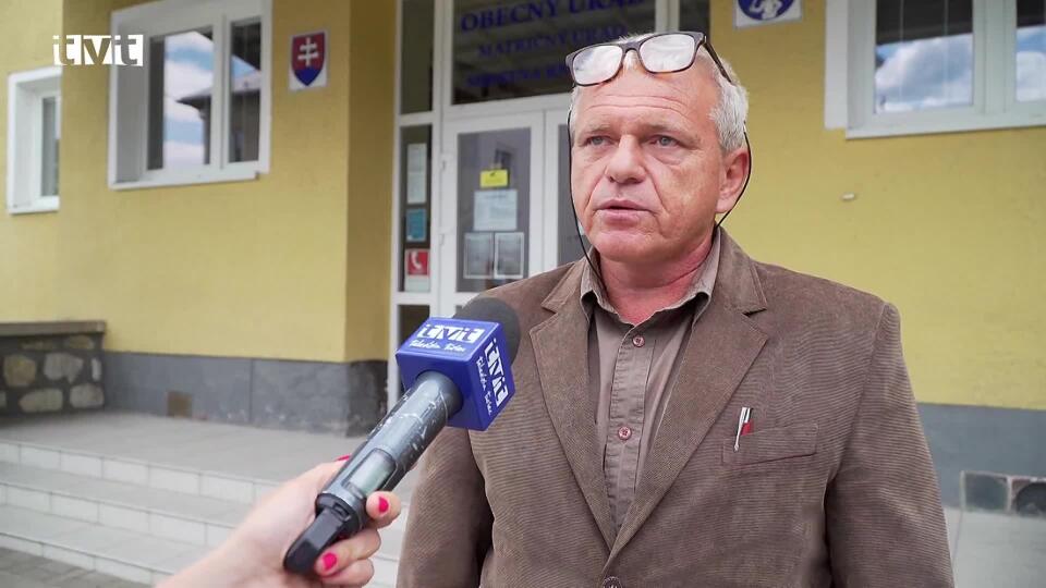 VIDEO Medvieďa sa prechádza v obci Belá – Dulice obyvateľom po záhradách