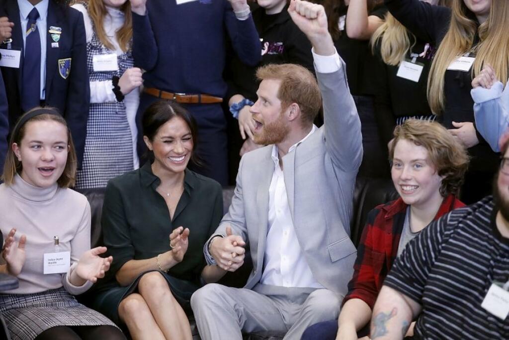 PEACEHAVEN, UNITED KINGDOM - OCTOBER 03: Meghan, Duchess of Sussex and Prince Harry, Duke of Sussex make an official visit to the Joff Youth Centre in Peacehaven, Sussex on October 3, 2018 in Peacehaven, United Kingdom. The Duke and Duchess married on May 19th 2018 in Windsor and were conferred The Duke & Duchess of Sussex by The Queen. (Photo by Chris Jackson/Getty Images)