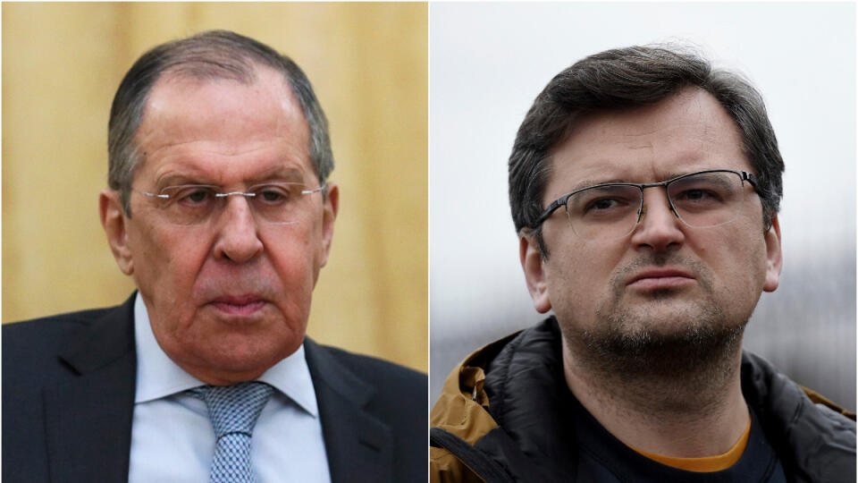 Minister zahraničných vecí Ruska Sergej Lavrov, vľavo, a šéf ukrajinskej diplomacie Dmytro Kuleba.