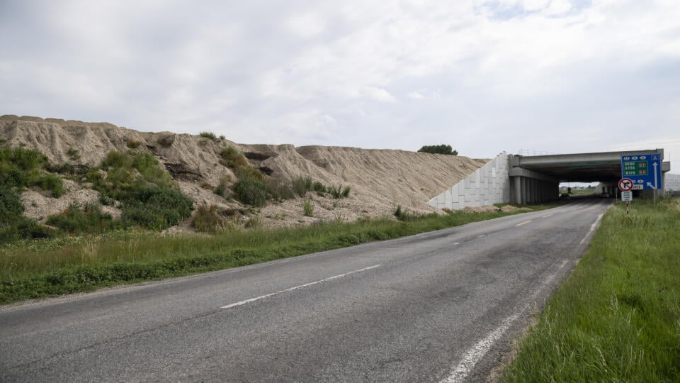 Búrka v nedeľu 14. júna 2020 poškodila úsek na stavbe nultého bratislavského obchvatu na rozostavanej D4/R7. Na snímke poškodený násyp v rámci budovanej D4 pri bratislavských Jarovciach v utorok 16. júna 2020. FOTO TASR - Jaroslav Novák