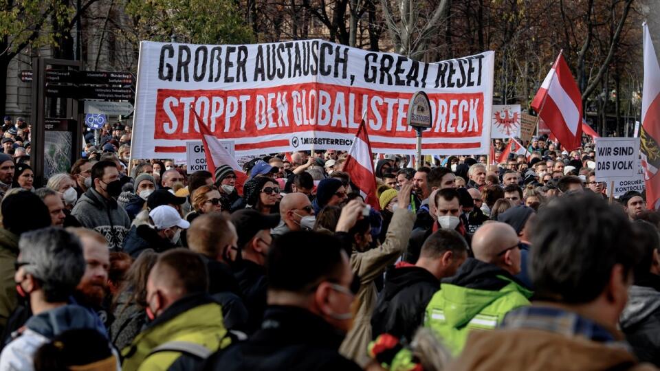 Rakúšania protestujú proti tvrdým protipandemickým opatreniam a povinnému očkovniu: Do centra Viedne prišlo vyjadriť nesúhlas približne 15-tisíc ľudí.