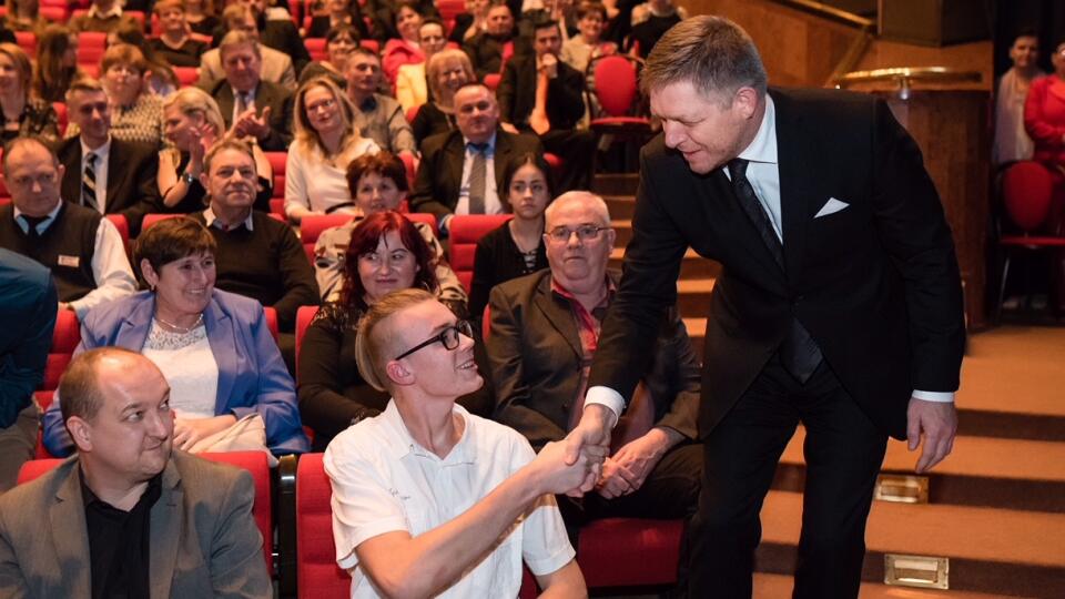 Podporovateľ: Robert Fico v Divadle Andreja Bagara takto zdravil hostí bezpečnostnej služby Bonul.