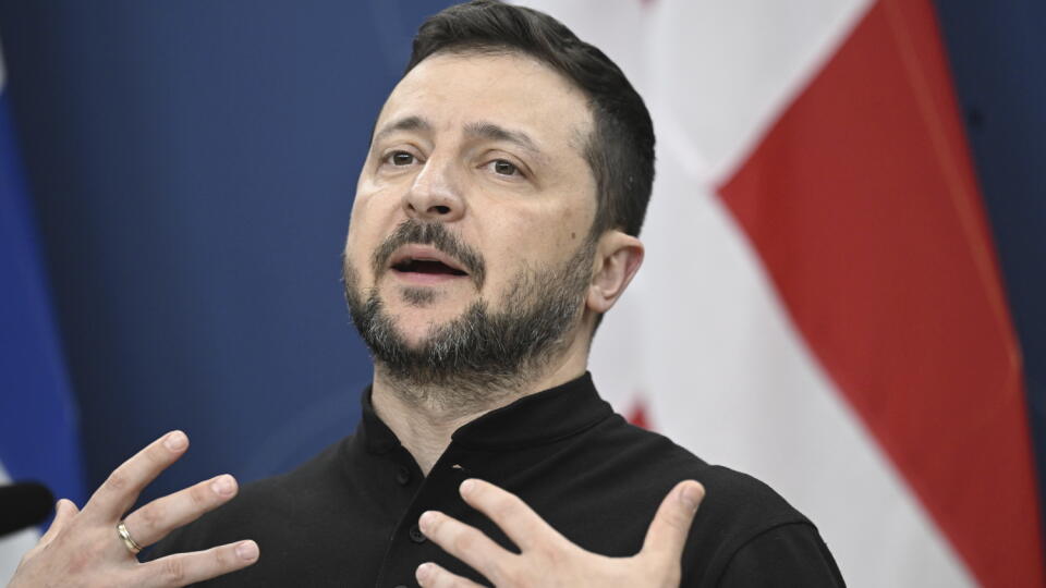 KK14 Štokholm - Ukrajinský prezident Volodymyr Zelenskyj hovorí počas tlačovej konferencie v rámci summitu Ukrajina-Severná Európa 31. mája 2024 v Štokholme. FOTO TASR/AP
Ukrainian President Volodymyr Zelenskyy speaks during the press conference with the Nordic prime ministers during the Nordic summit in Stockholm, Friday, May 31, 2024. (Fredrik Sandberg/TT News Agency via AP)