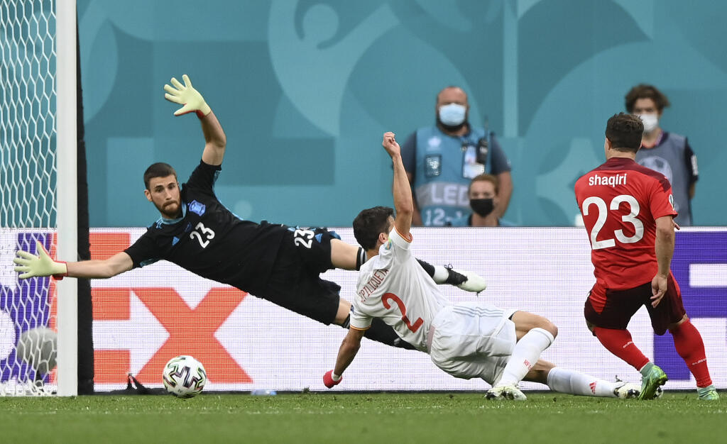 JB 39 Petrohrad - Švajčiarsky hráč Xherdan Shaqiri (vpravo) strieľa úvodný gól v zápase štvrťfinále Švajčiarsko - Španielsko na EURO 2020 vo futbale v Petrohrade 2. júla 2021. FOTO TASR/AP
Switzerland's Xherdan Shaqiri, right, scores his side's opening goal during the Euro 2020 soccer championship quarterfinal match between Switzerland and Spain, at the Saint Petersburg stadium in Saint Petersburg, Friday, July 2, 2021. (Kirill Kudryavtsev, Pool via AP)