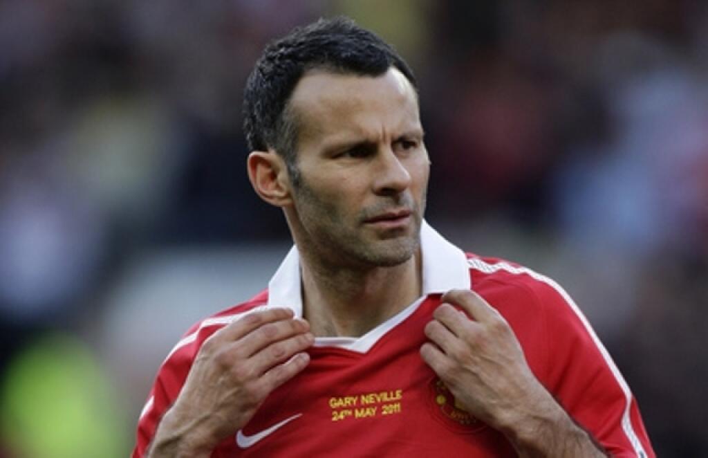 Ryan Giggs čelil škandálu v roku 2011 po tom, čo sa na svetlo sveta dostali šokujúce informácie o jeho osemročnom mimomanželskom romániku s manželkou svojho brata Rhodrigo – Natashou Giggs. Legenda Manchestru United čelila obrovskej dávke kritiky a to ako zo strany verejnosti, tak vlastnej rodiny. Celú bizarnú situáciu dokreslil fakt, že Natasha je zároveň sestrou Giggsovej manželky Stacey.