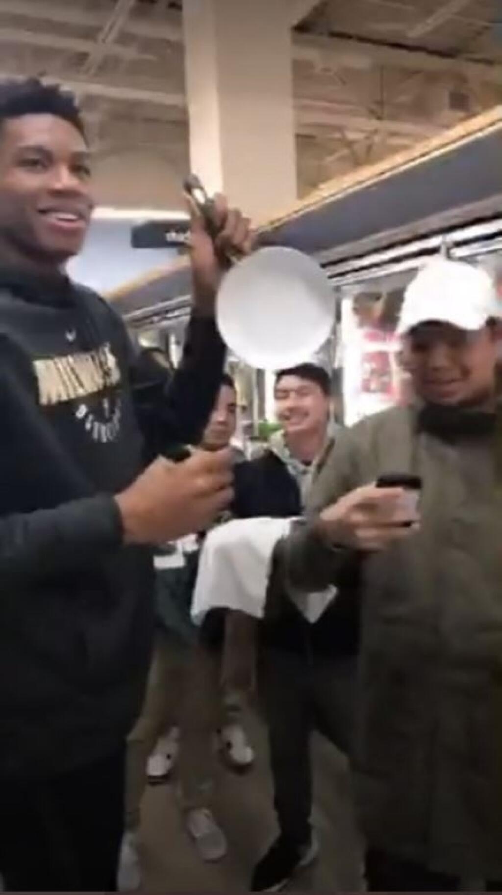 Grécky basketbalista Giannis Antetokounmpo podpísal fanúšikovi panvicu.