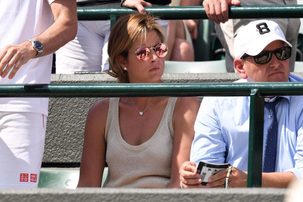 Mirka Federerová aj pri nečakanej rozlúčke svojho manžela na Wimbledone zažiarila. Keďže v dejisku trávnatého grandslamu bolo teplo, sako, v ktorom ju fotografi zachytili po zápase, Mirka vyzliekla a ukázala hlboký výstrih. Najmä v momentoch, keď sa zohla, ukázala, akú slovenskú pýchu skrýva Mirka vo svojom dekolte.